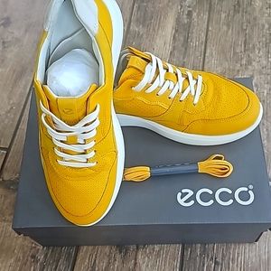 WOMENS NIB ECCO SIZE 7-7.5 SOFT RUNNER 7 SHOES